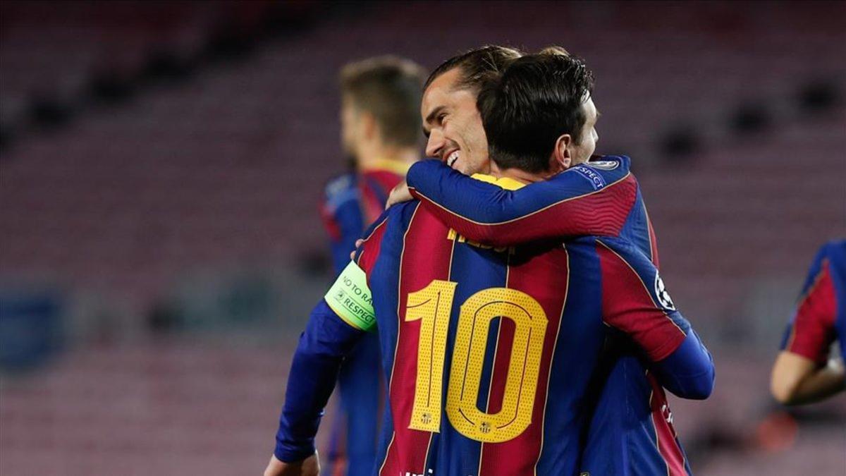 Griezmann y Messi se abrazan después de un gol del Barça