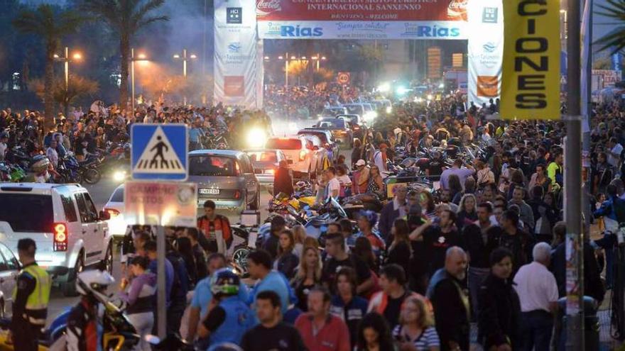 Una multitud se congregó en la recta de Baltar para ver las motos. // Gustavo Santos