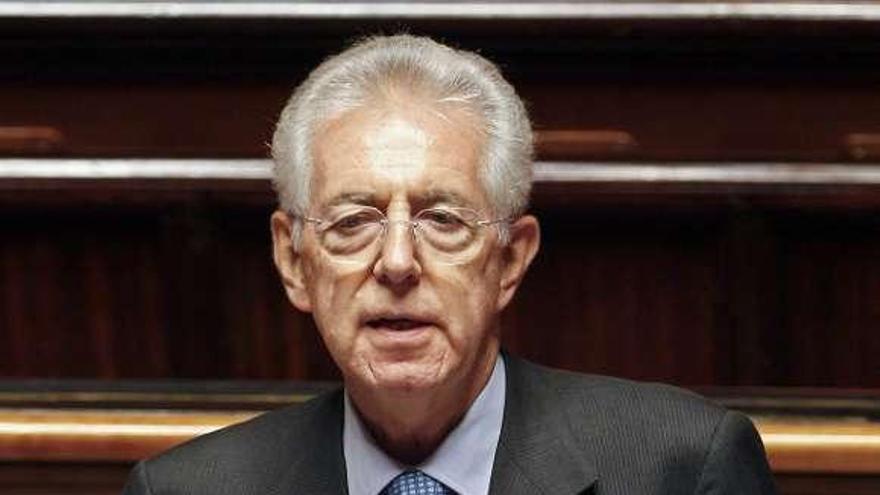 El primer ministro italiano, Mario Monti, explica su plan de ajustes. / reuters