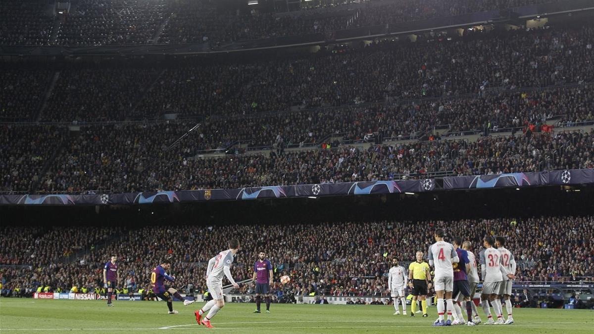 Messi lanza la falta del 3-0 al Liverpool, su gol 600 con el Barça.
