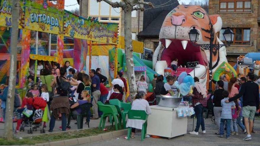 Ambiente festivo en la plaza de El Puente.