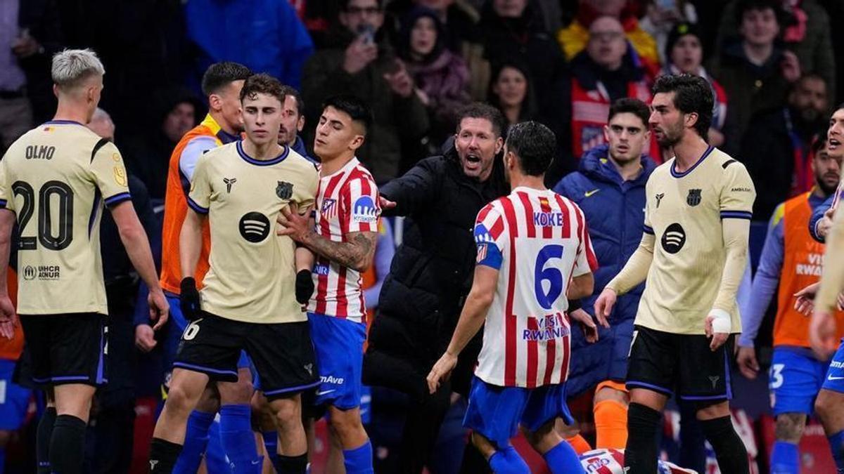 Bronca entre los jugadores del FC Barcelona y el Atlético de Madrid, con Simeone de fondo.