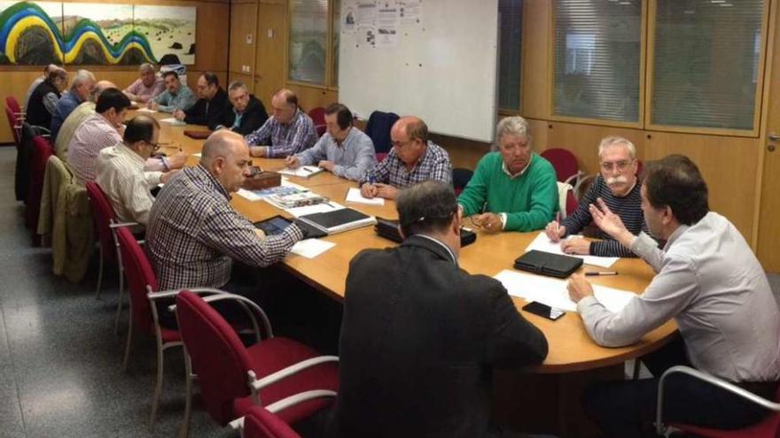 Participantes en la comisión extraordinaria del Montepío celebrada el pasado viernes.