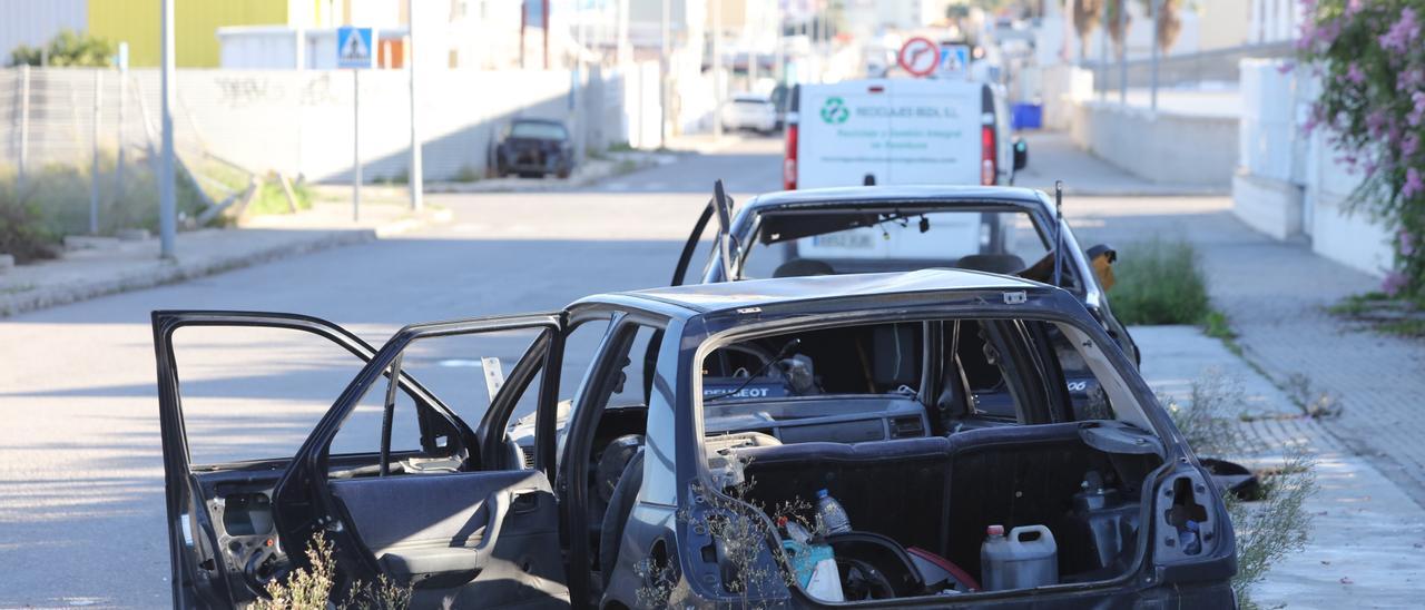 Vehículos abandonados en el Polígono de Montecristo. Vicent Marí