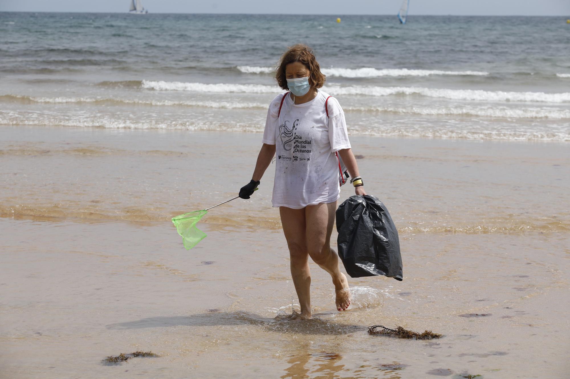 Recogida de plásticos en la playa de San Lorenzo