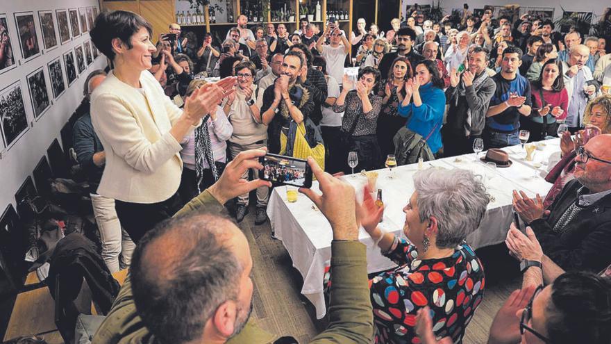 Cargos y militantes del BNG aplauden a Pontón (izda.) la noche de las elecciones gallegas. |   // CABALAR/EFE
