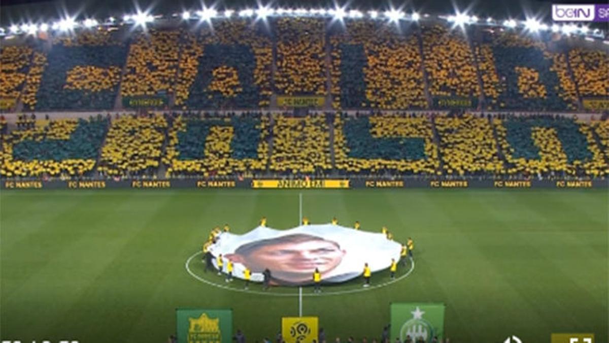 Los pelos de punta. La afición del Nantes rinde un emocional homenaje a Emiliano Sala