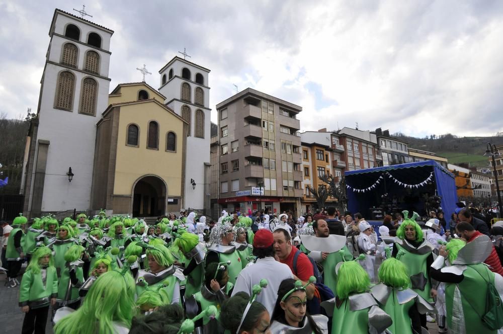 Participantes en el desfile del Antroxu en Pola de Lena.