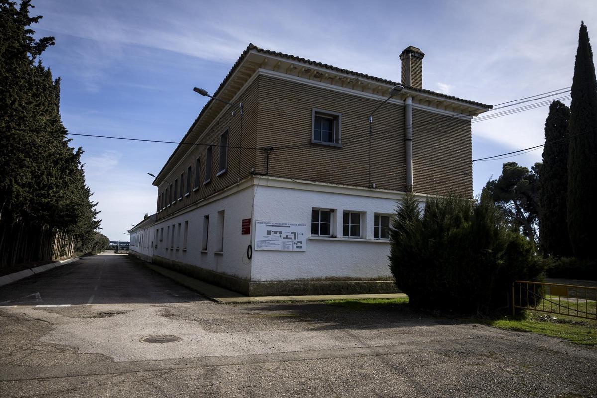 En imágenes | Así está la abandonada escuela de aviación del Aeropuerto de Huesca