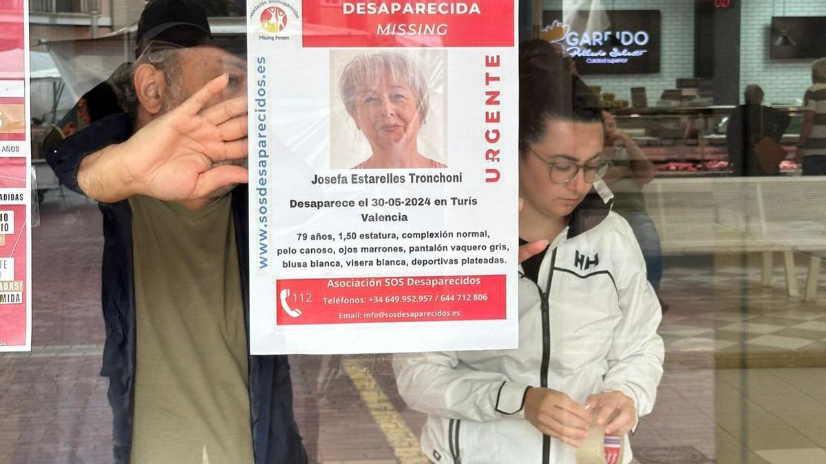 Carteles pegados en Turís y Alborache para alertar de su desaparición.