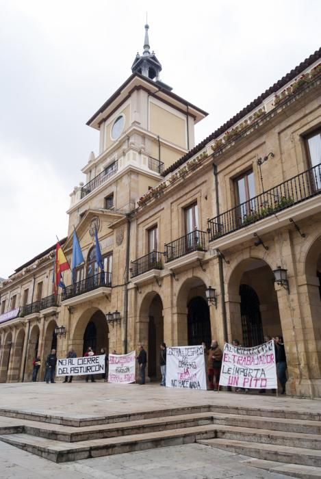 Manifestación de los trabajadores de El Asturcón contra en tripartito