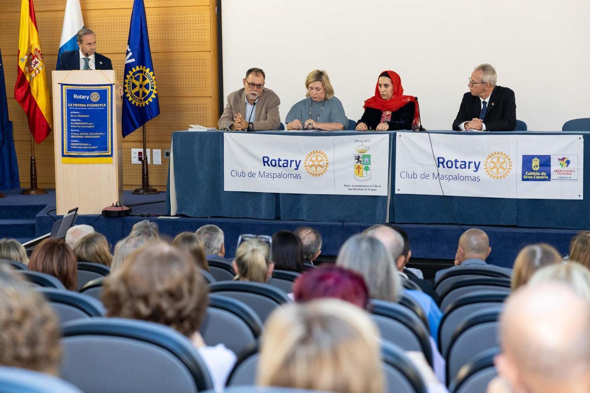Mesa de diálogo organizada durante el encuentro Maspalomas Ciudad Rotaria de la Paz