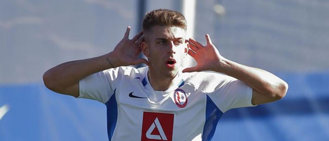 Raúl Sánchez celebra un gol en la primera vuelta de la pasada temporada con el Rayo Majadahonda. |  // RAYO MAJADAHONDA