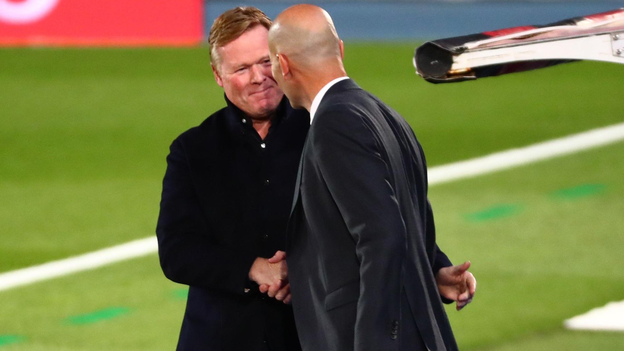 Zidane y Koeman se saludan tras el último clásico.