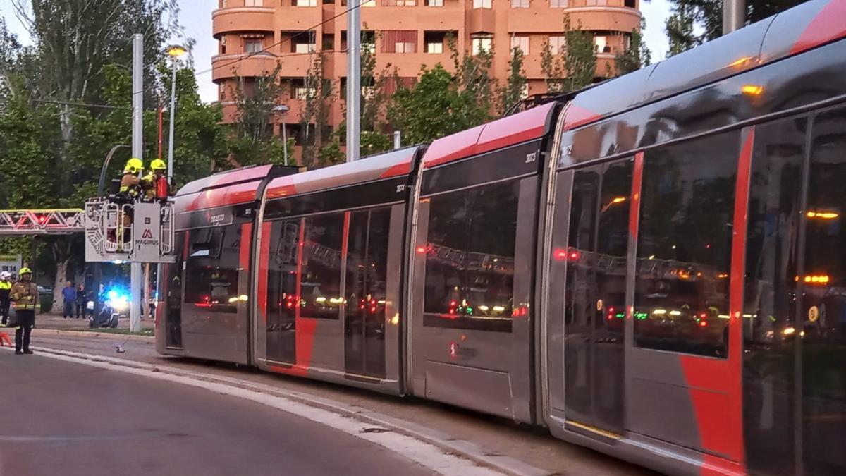 Tranvía averiado en el barrio del Actur.