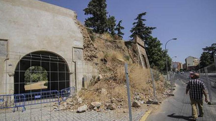 La obra de Puerta Trinidad prevé recuperar el muro derruido y otra pared en mal estado