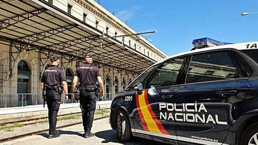 Agents de la Policia Nacional patrullant per l&#039;estació de tren de Portbou.