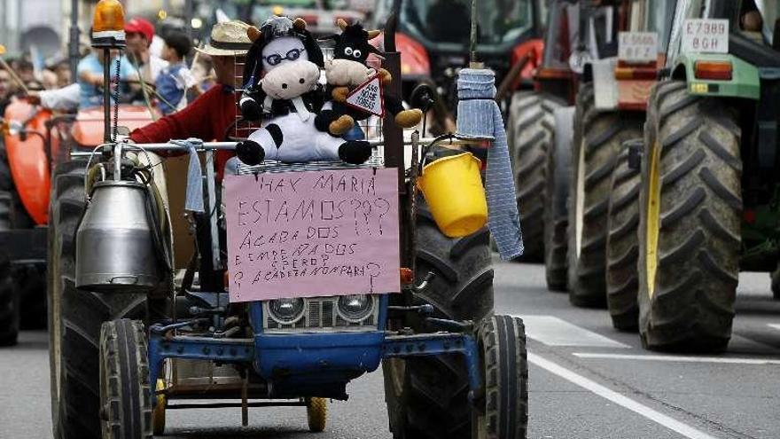 Tractores, ayer, en la manifestación en Sarria. // Efe / Eliseo Trigo