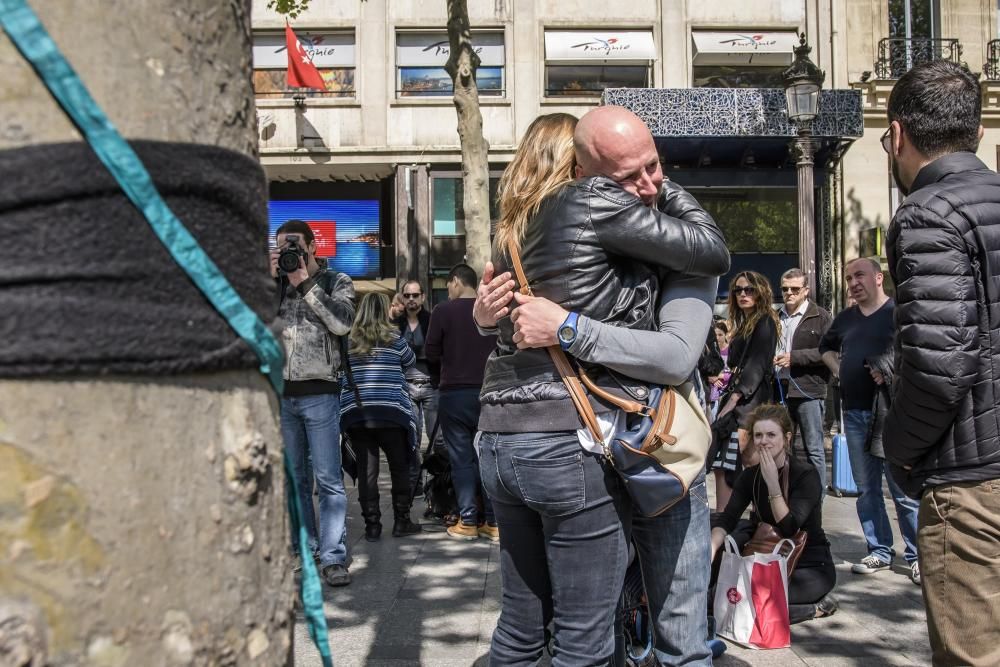 Francia rinde homenaje al policía asesinado en los Campos Elíseos