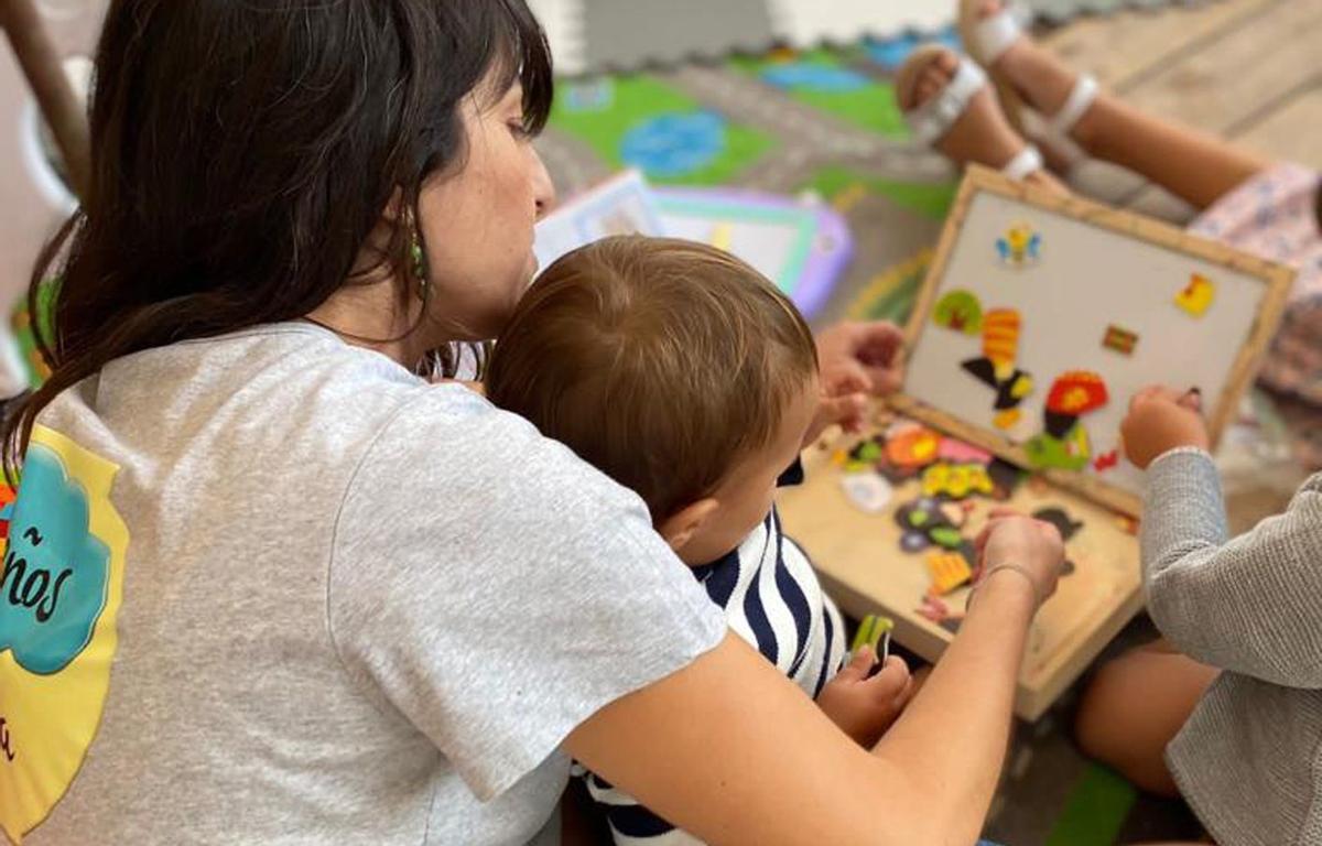 Las monitoras de Sueños de Ibiza atienden a los niños en todos los momentos de una celebración.