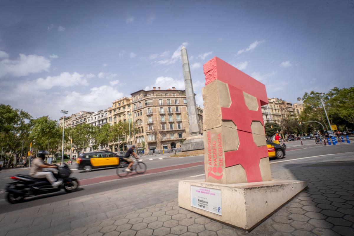 'Pink Barcino', homenaje al bicentenario del paseo de Gràcia, y detrás, el obelisco, monumento hoy a absolutamente nada.