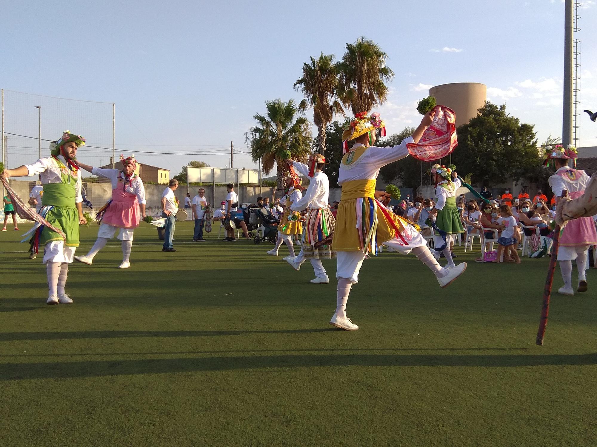 Los Cossiers danzan en es Revolt en la ‘revetla’ de Sant Bartomeu
