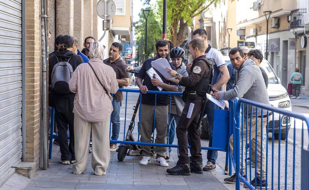 Colas de personas que buscaban información sobre la regularización en el consulado de Argelia
