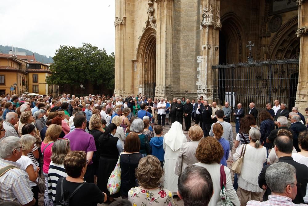 Oración ante la catedral de Oviedo por las víctimas del atentado de Barcelona