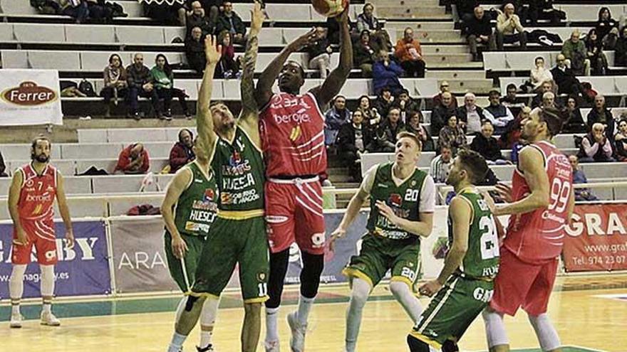 Jugada de ataque a canasta del Iberojet Palma ayer en el Palacio de los Deportes de Huesca.