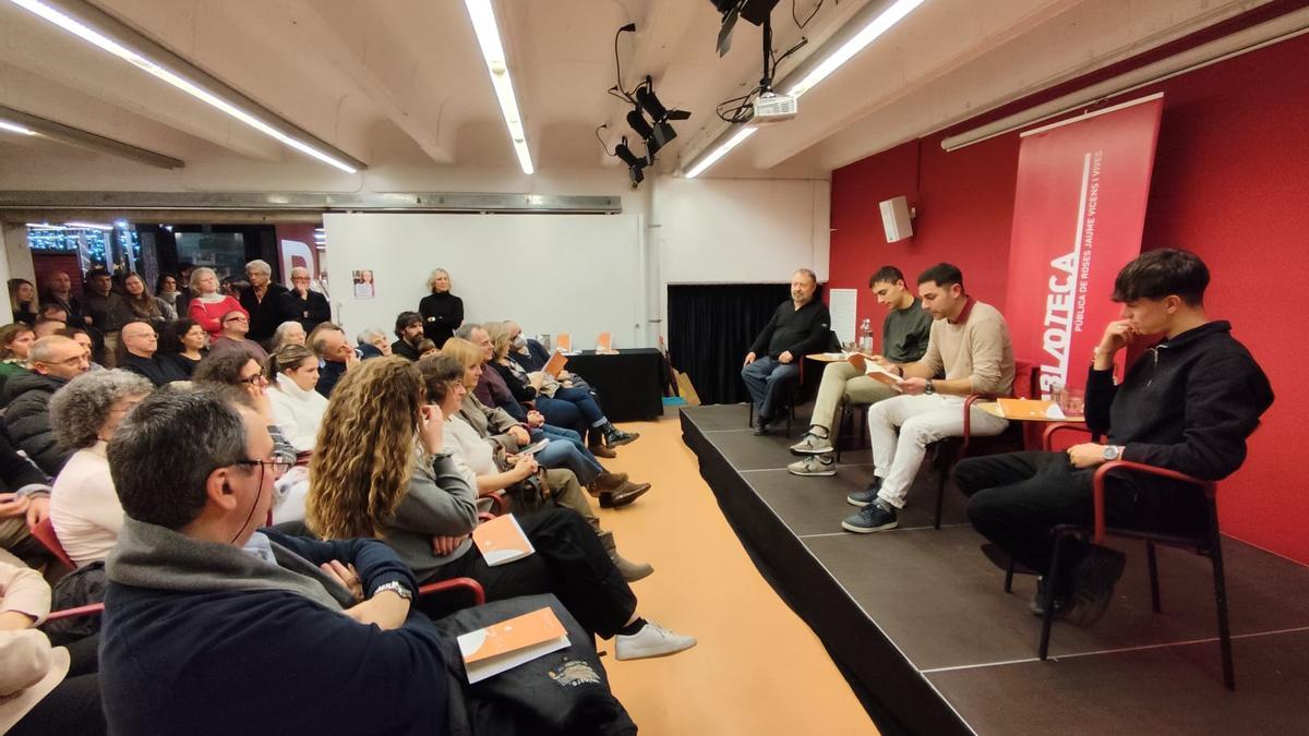 Els tres fills de Juan Jesús Aznar llegint poemes del seu pare davant una sala plena i amb la seva mare, Anna, a primera fila.