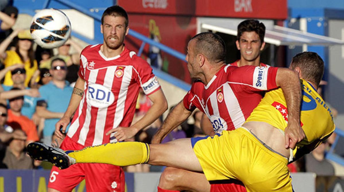 Moisés Hurtado, centrecampista del Girona, lluita per una pilota amb Oriol Riera, davanter de l’Alcorcón. Moisés Hurtado, centrecampista del Girona, lluita per una pilota amb Oriol Riera, davanter de l’Alcorcón.