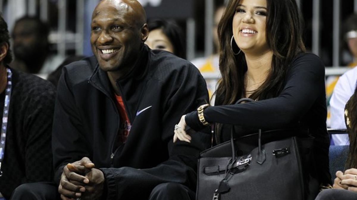 Lamar Odom y su entonces esposa Khloe Kardashian, en un partido de baloncesto, en febrero del 2011.