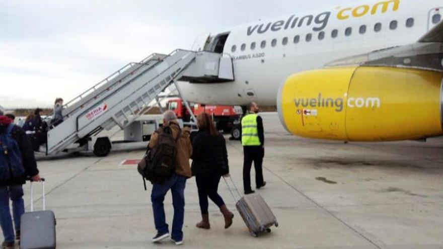 El Cabildo ha negociado con Vueling el mantenimiento de la ruta, financiando una campaña de promoción.