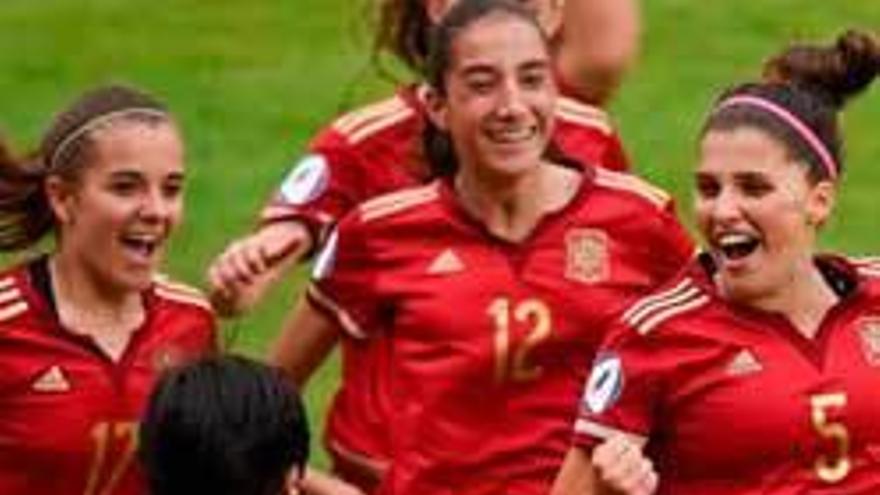 Natalia Ramos (número 5) celebra su gol, con Toña Is de espaldas.