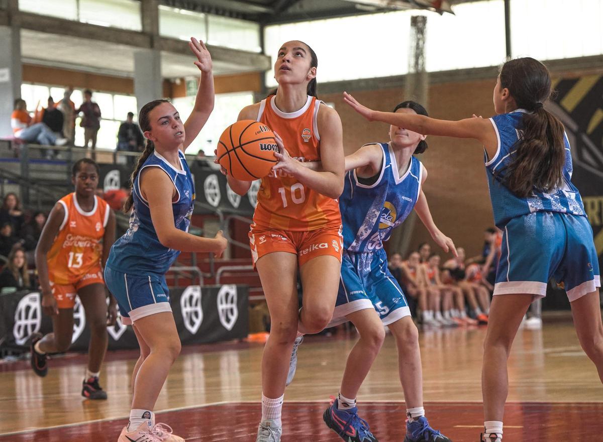 Momento del partido entre el Valencia Basket y el Cadis La Lola.