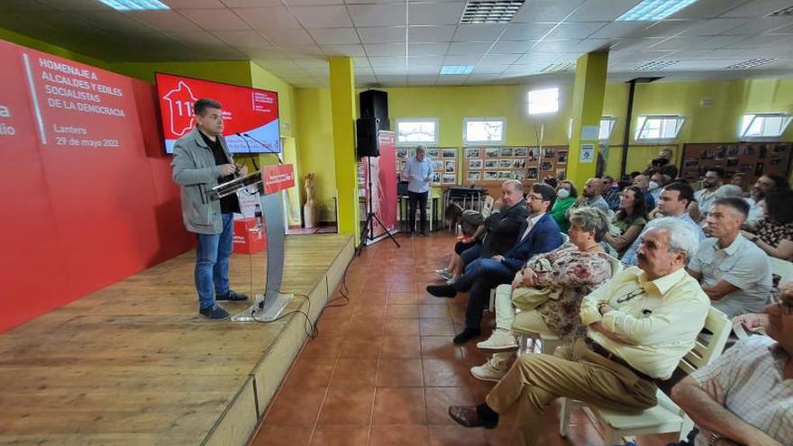 José Ramón Martín Ardines, a la izquierda, dirigiéndose a los participantes en el homenaje. | Vivas