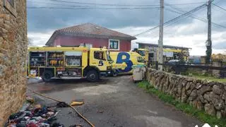 El duro testimonio de la familia de Villaviciosa cuya casa arrasó el fuego: "Nos quedamos en la calle, sin nada"