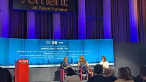 El presidente del RACC, Josep Mateu, y la primera teniente de alcalde del Ayuntamiento y presidenta de TMB, Laia Bonet, contrastan sus posiciones en la sede de Foment del Treball.