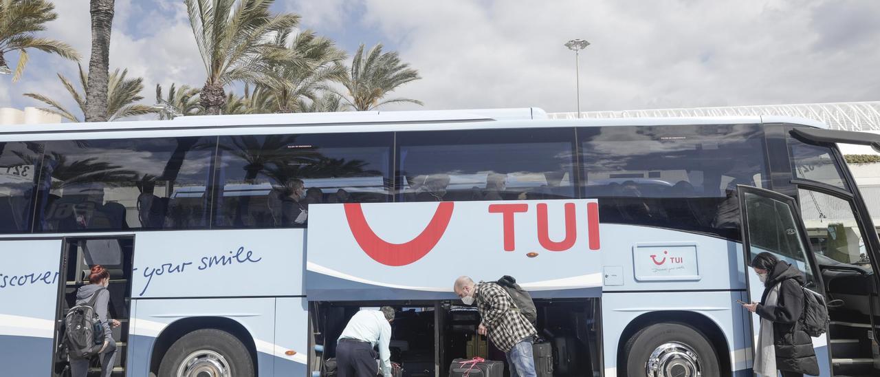 El acuerdo para subir salarios en el transporte turístico puede cerrarse este mes