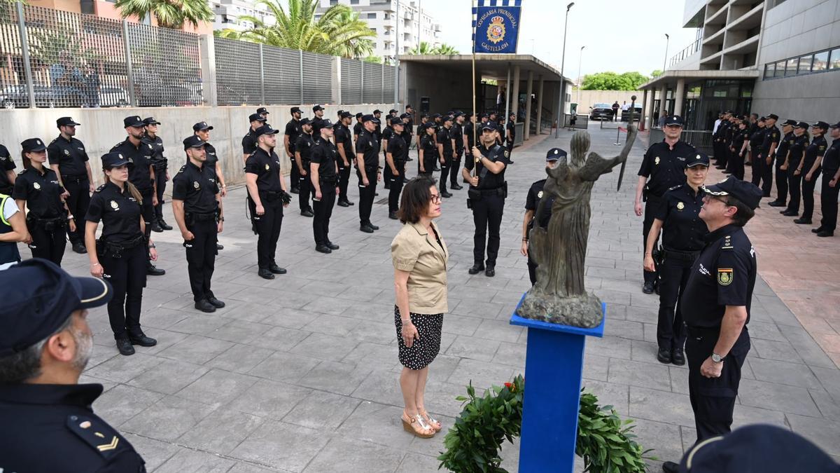 Ofrenda a los caídos en el acto en la comisaría provincial.