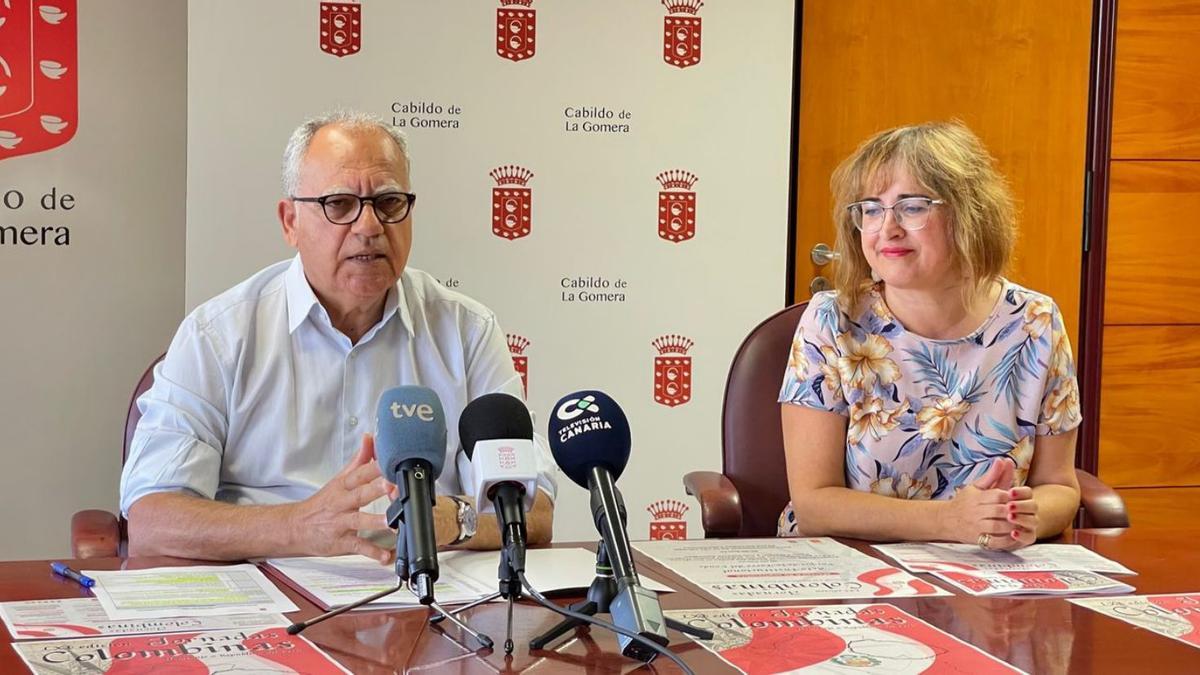 Casimito Curbelo, presidente del Cabildo de La Gomera, ayer junto a la consejera de Cultura, Rosa Elena García. | | E.D.