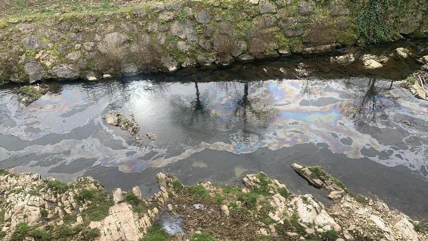Denuncian un supuesto vertido contaminante en el río Güeña, a su paso por Cangas de Onís