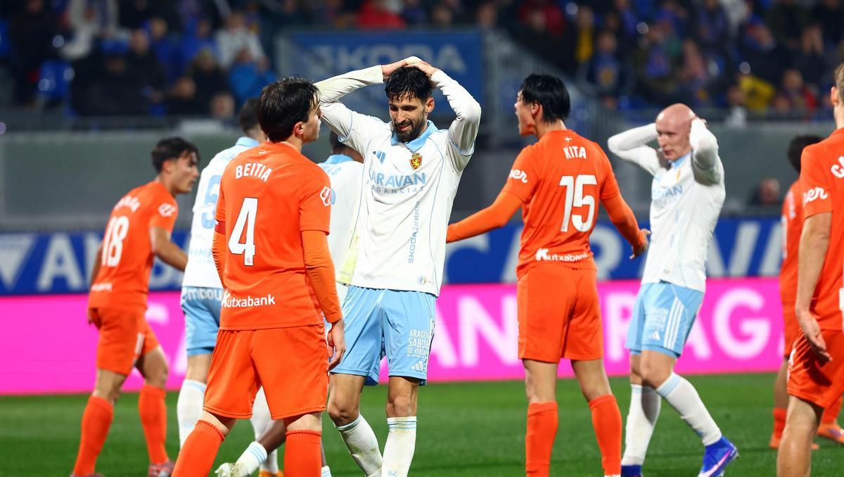 Kodro y Valery se llevan las manos a la cabeza tras el remate al palo del delantero ante la Real Sociedad B.