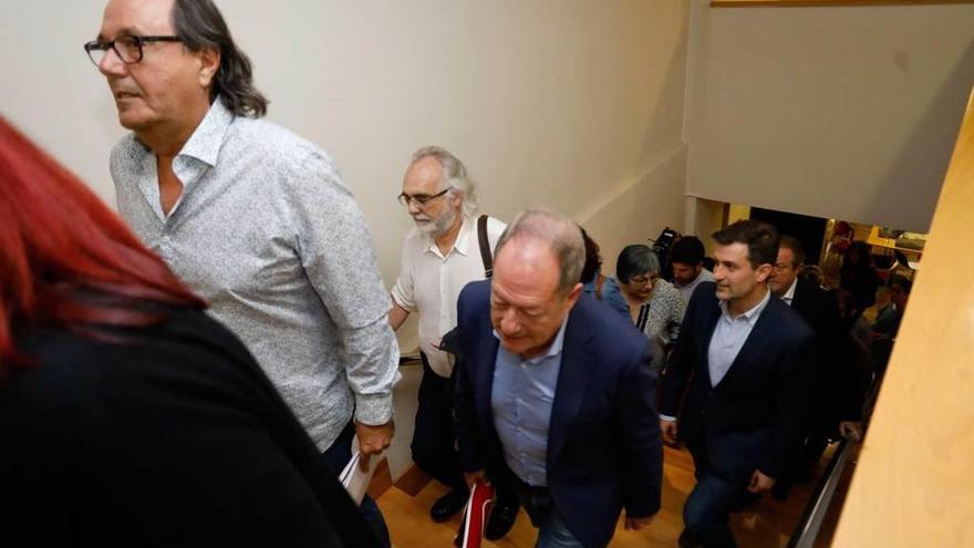 Mario Suárez del Fueyo sube las escaleras en dirección a la sala de reuniones de la Casa del Pueblo seguido de Aurelio Martín, Eduardo Campomanes, José María Pérez, Faustino Sabio y otros representantes del PSOE, XSP e IU en la negociación de la moción de censura.