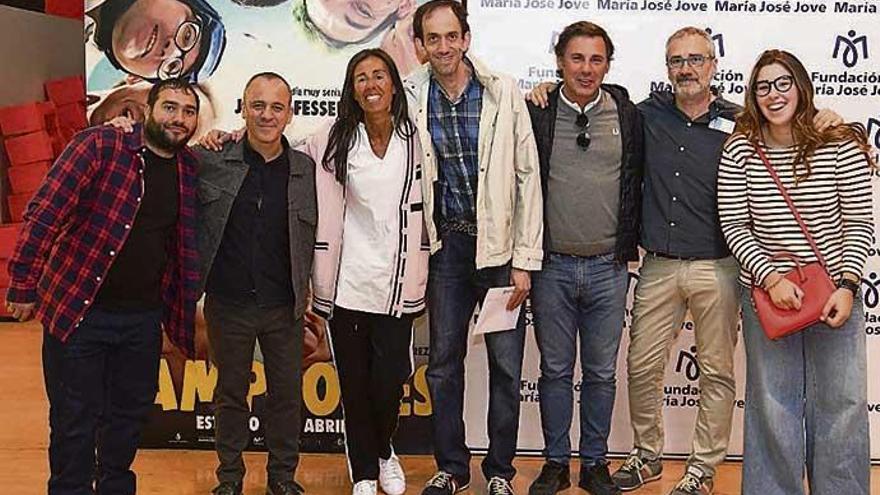 El director y los actores de la película &#039;Campeones&#039;, con Felipa Jove, ayer, en A Coruña.