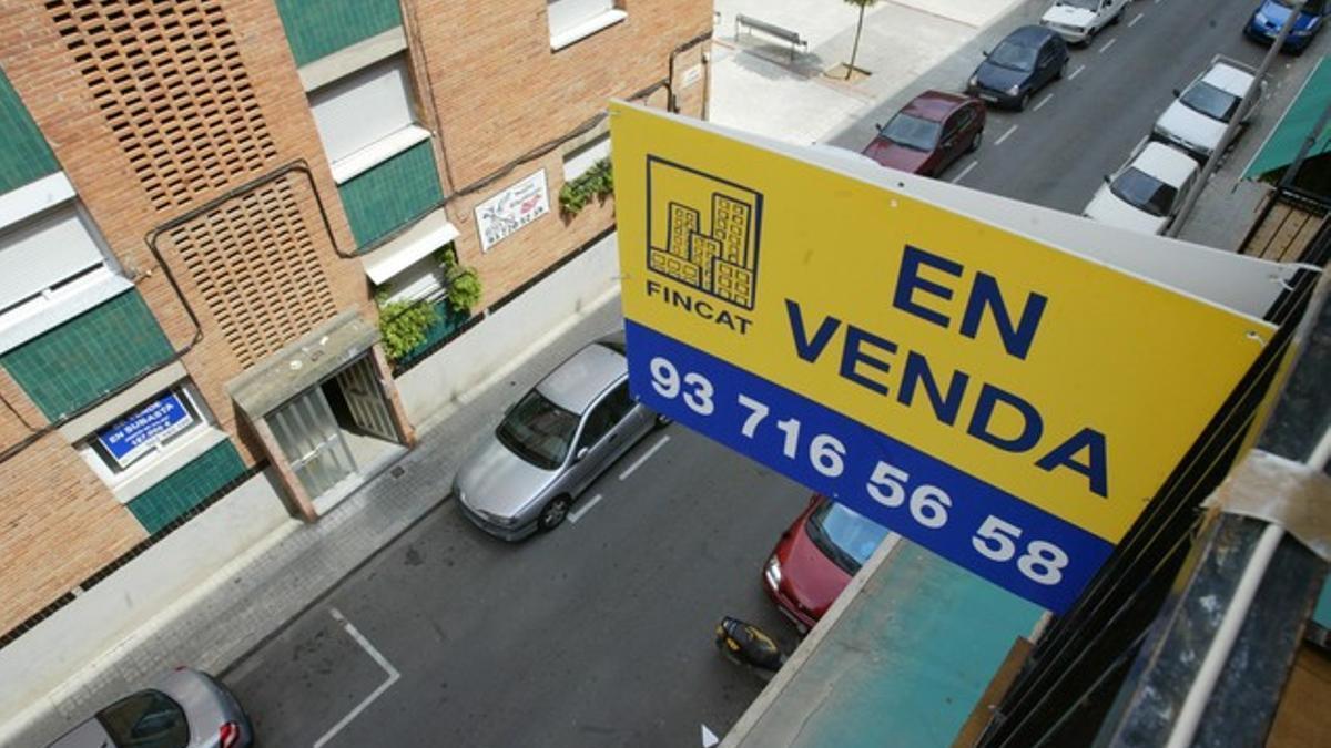 Cartel de venta de pisos en el barrio de Can Puiggener, en Sabadell.