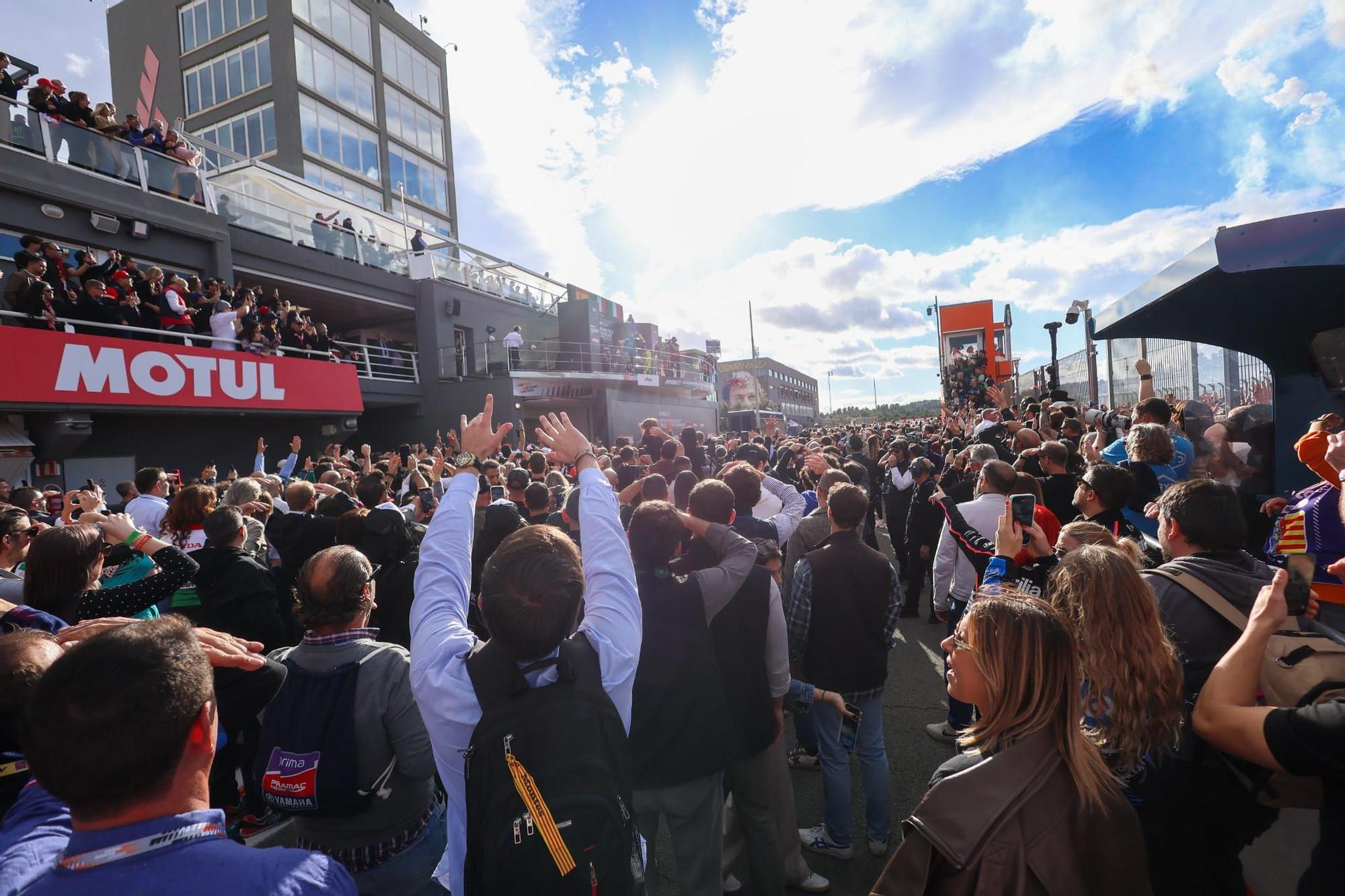 Miles de aficionados invadieron la pista al final para ver el podio de MotoGP