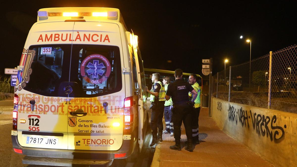 Imagen de archivo de una ambulancia en Ibiza.