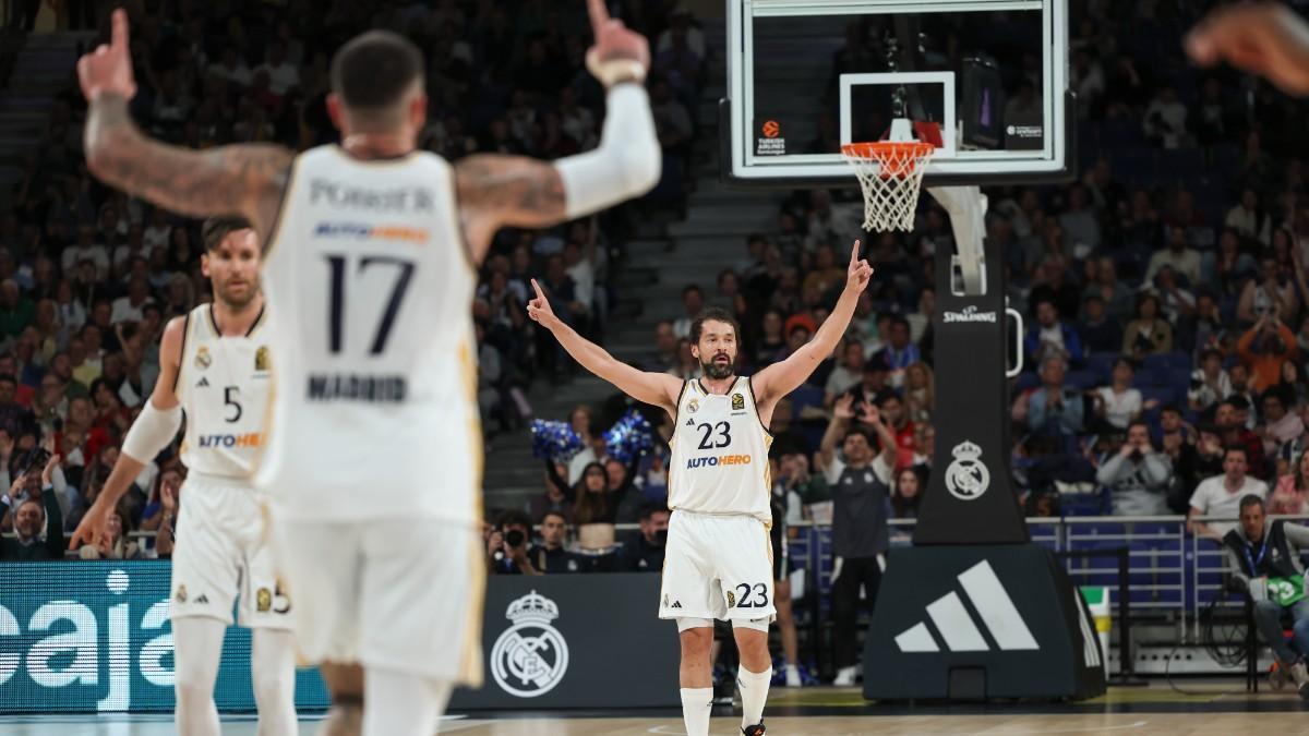 Jugadores del Real Madrid celebran un punto