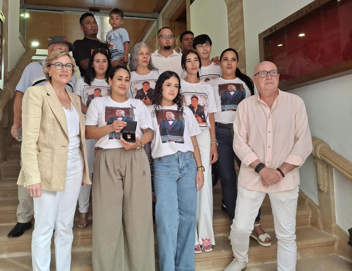La alcaldesa y el concejal de Seguridad de Xàbia, junto a Paula, Pamela Andrea y otros familiares de Gerson